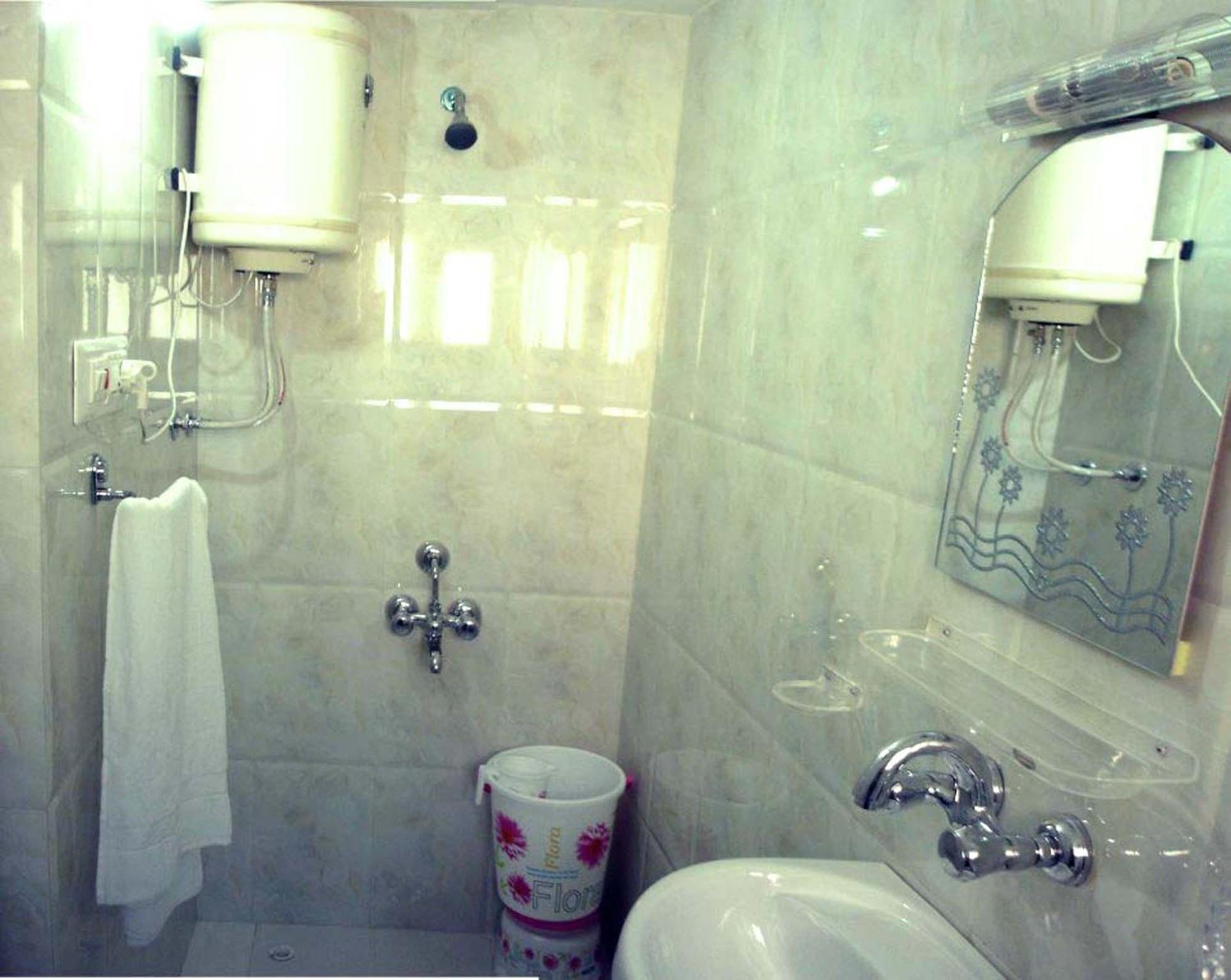 Ikraam Inn Bed & Breakfast Srīnagar Екстериор снимка